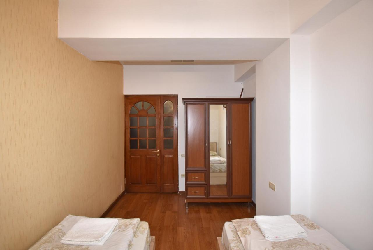 Armenak Apartment No 8, Abovyan Street Erevan Exterior foto